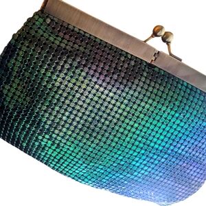 Iridescent Chainmail Clasp Purse 👛